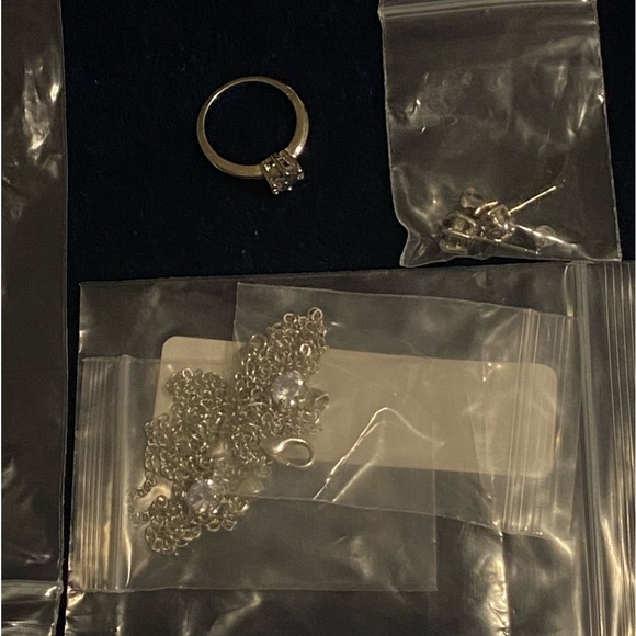 NEW 4Pc Women’s Zirconia Earrings Pendant Necklace & Shiny Ring Set (925silver) - Picture 3 of 10